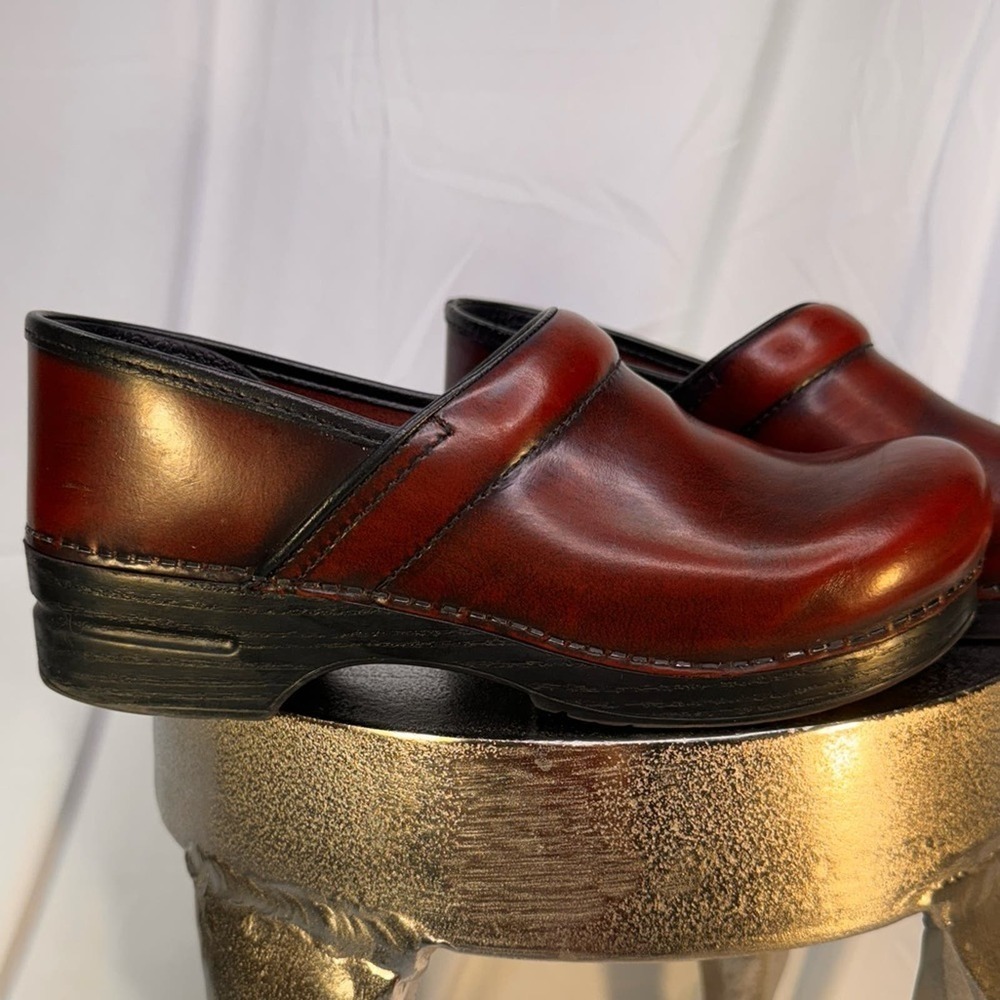 Excellent used condition, Dansko clogs in sz 42.  Oxblood color.